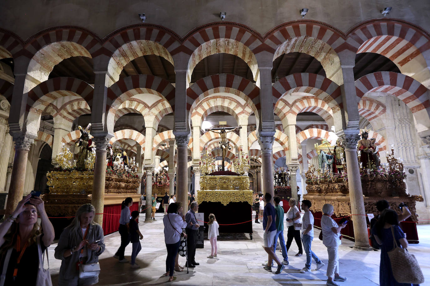 Los pasos del Vía Crucis Magno de Córdoba expuestos en la Mezquita-Catedral, en imágenes