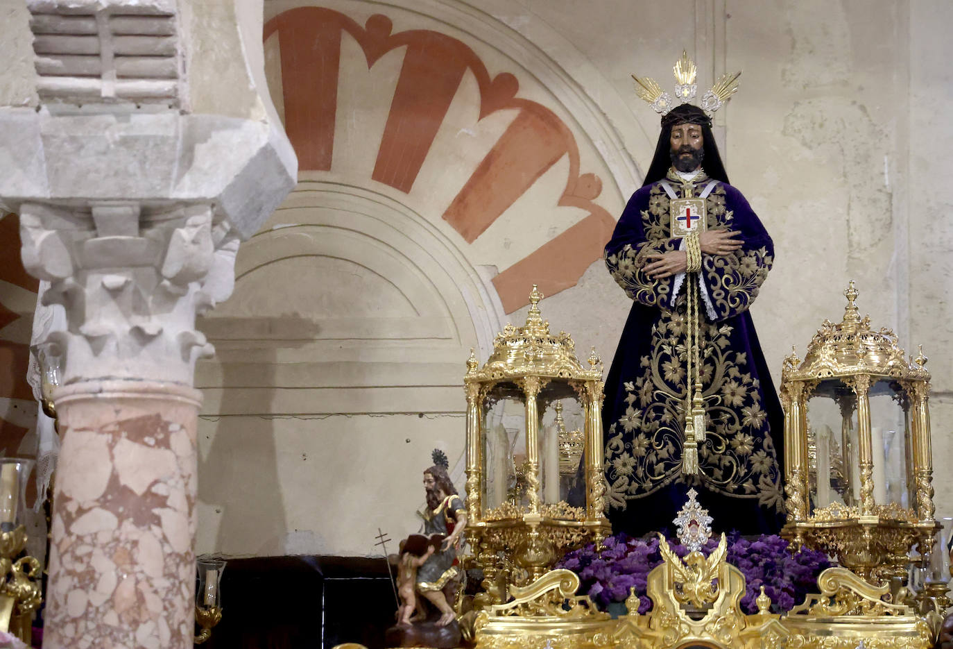 Los pasos del Vía Crucis Magno de Córdoba expuestos en la Mezquita-Catedral, en imágenes