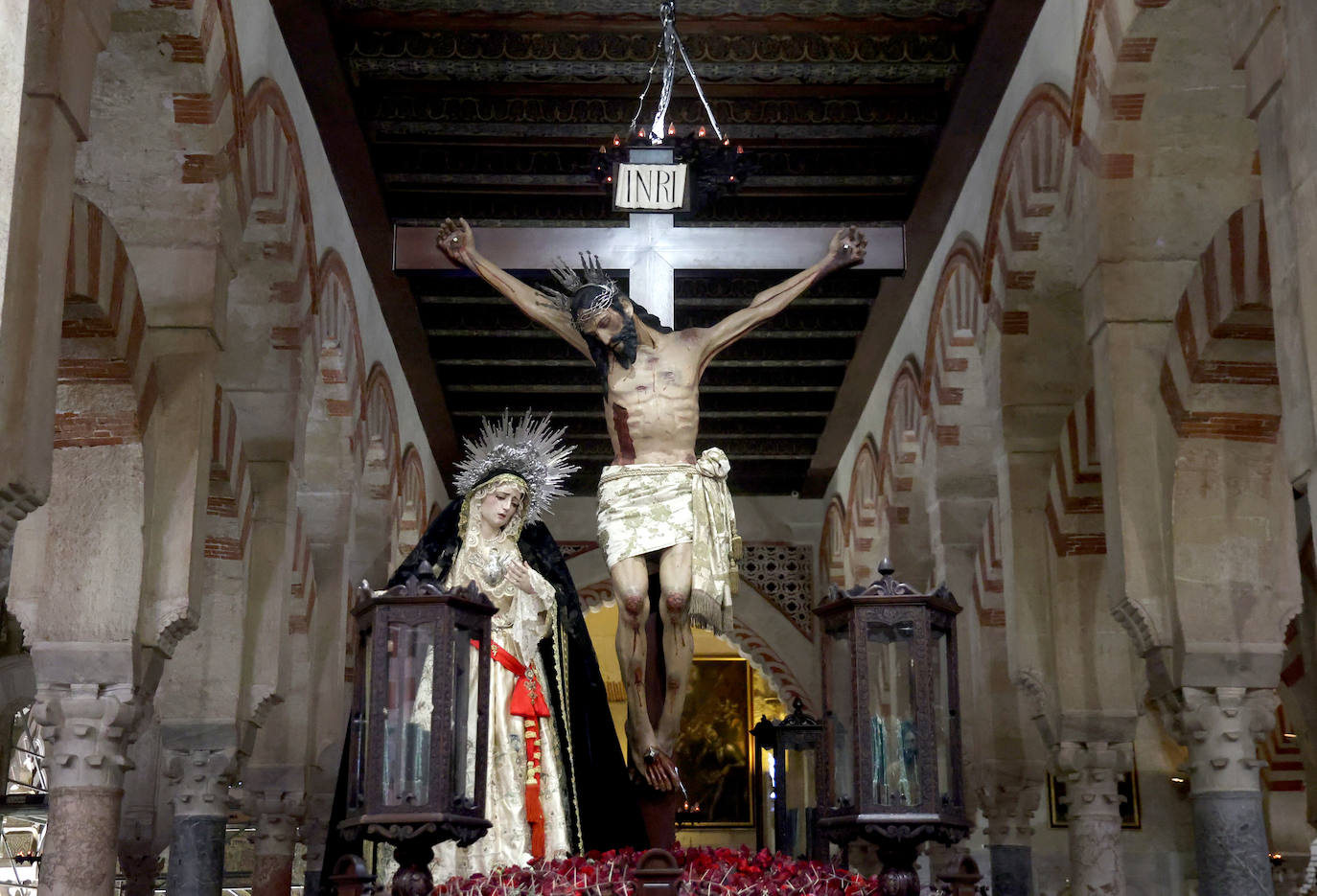 Los pasos del Vía Crucis Magno de Córdoba expuestos en la Mezquita-Catedral, en imágenes