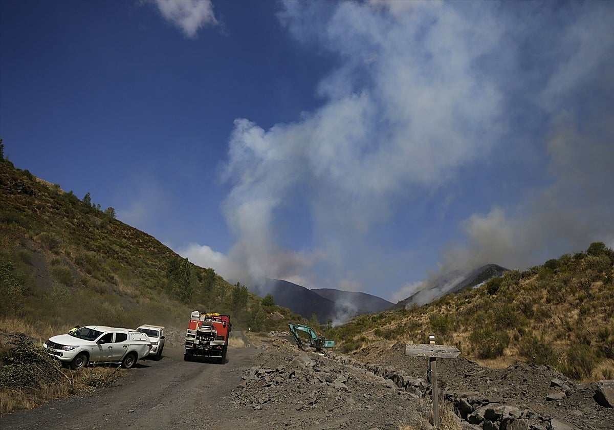 Efectivos trabajan en el incendio Fasgar, visto desde Tremor de Arriba, a 28 de agosto de 2025, en Igüeña, León, Castilla y León (España), en una imagen de archivo