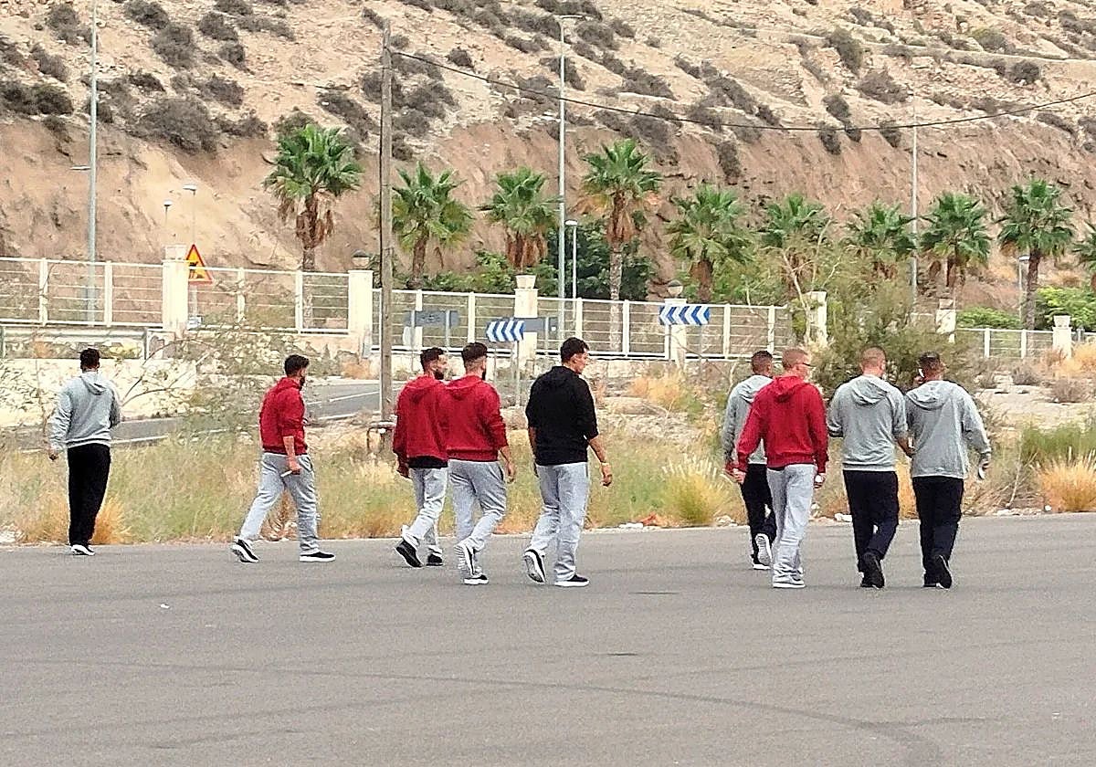 Un grupo de inmigrantes argelinos en el puerto de Almería