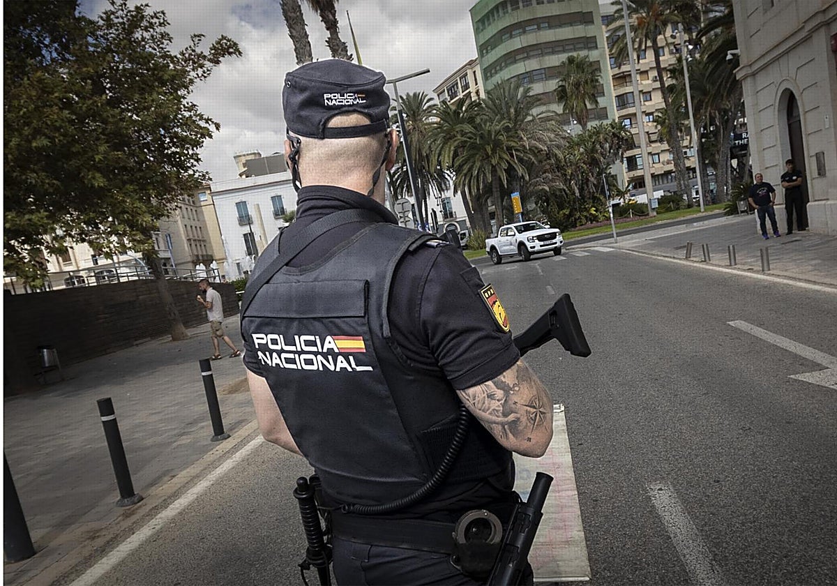 Un agente de la Policía Nacional