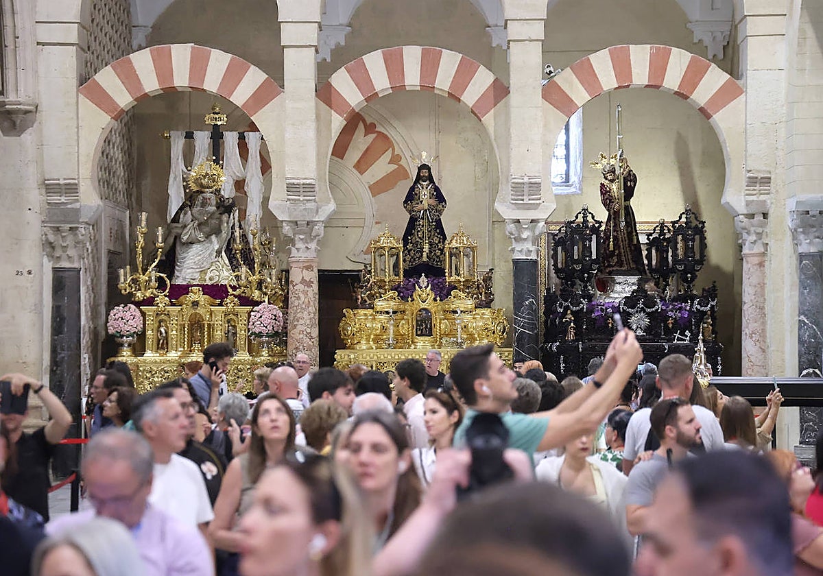 Los pasos del Vía Crucis Magno de Córdoba expuestos en la Mezquita-Catedral, en imágenes