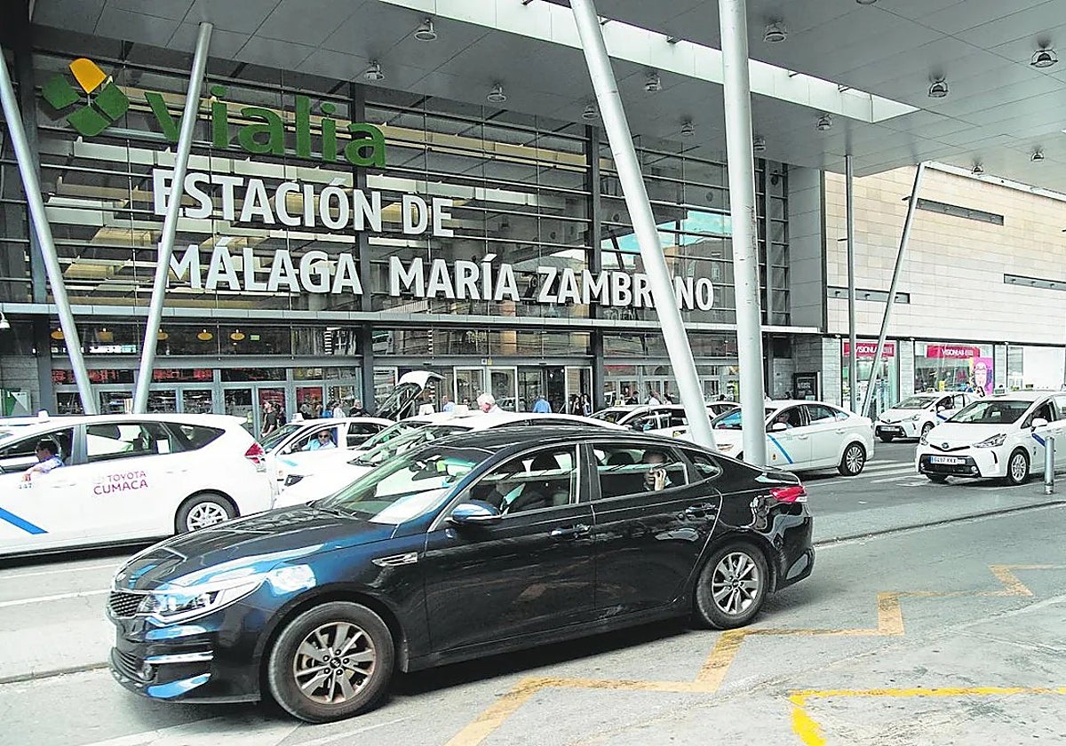 Un VTC (vehículo de transporte con conductor) recoge a un cliente en el aeropuerto de Málaga