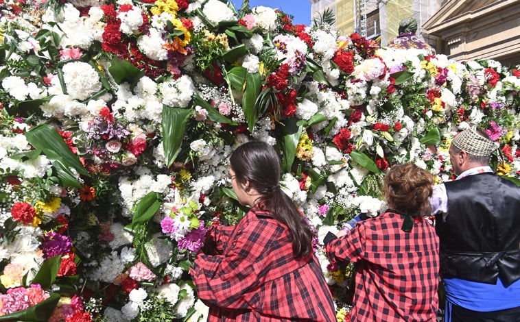 Imagen principal - Balance de las Fiestas del Pilar: los zaragozanos las puntúan con un notable; hubo 167 detenidos y un 80% menos de robos de móviles