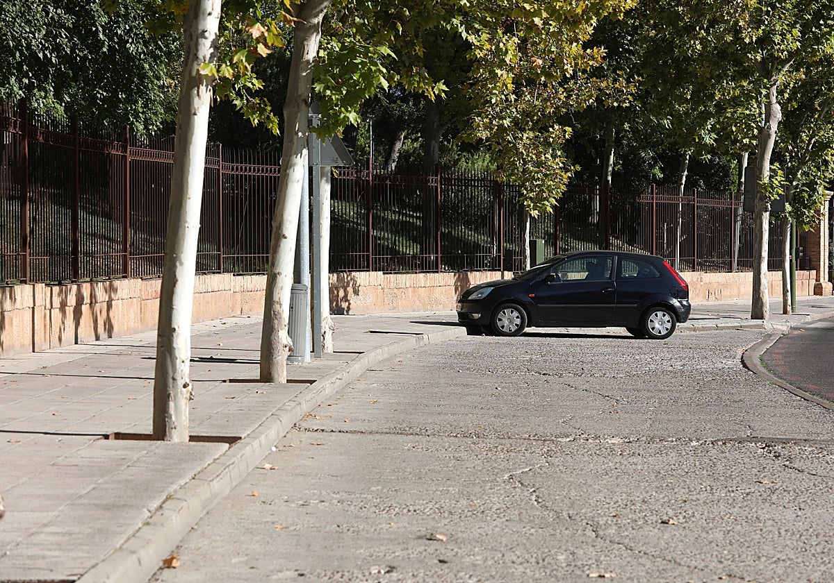 Los hechos ocurrieron en esta acera de la calle Cuenca, anexa al parque de las Tres Culturas