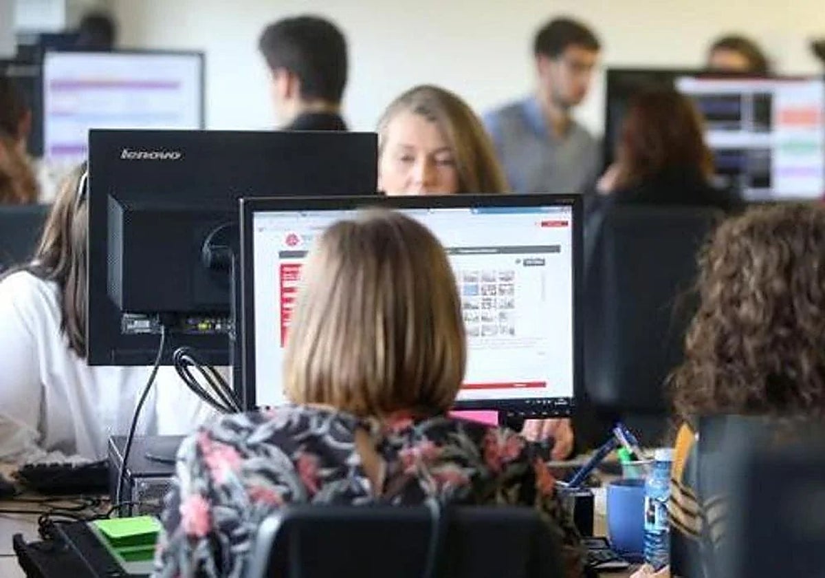 Un grupo de funcionarios en su empleo