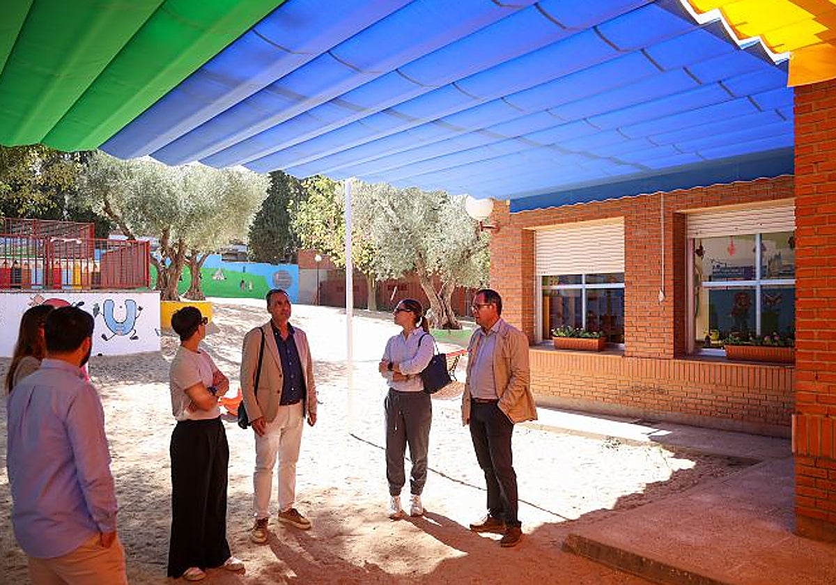 Morcillo bajo el toldo multicolor