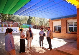 Los toldos del colegio Garcilaso de la Vega, listos para evitar que a un alumno con un problema de salud le dé el sol