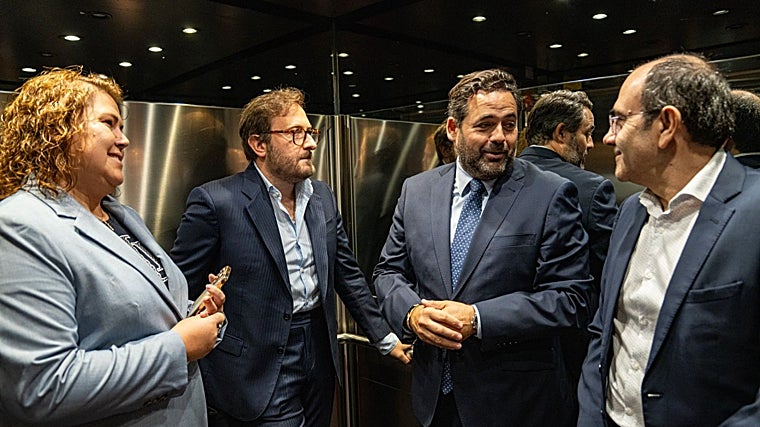 Paco Núñez con parte de su equipo en el ascensor de las Cortes de Castilla-La Mancha