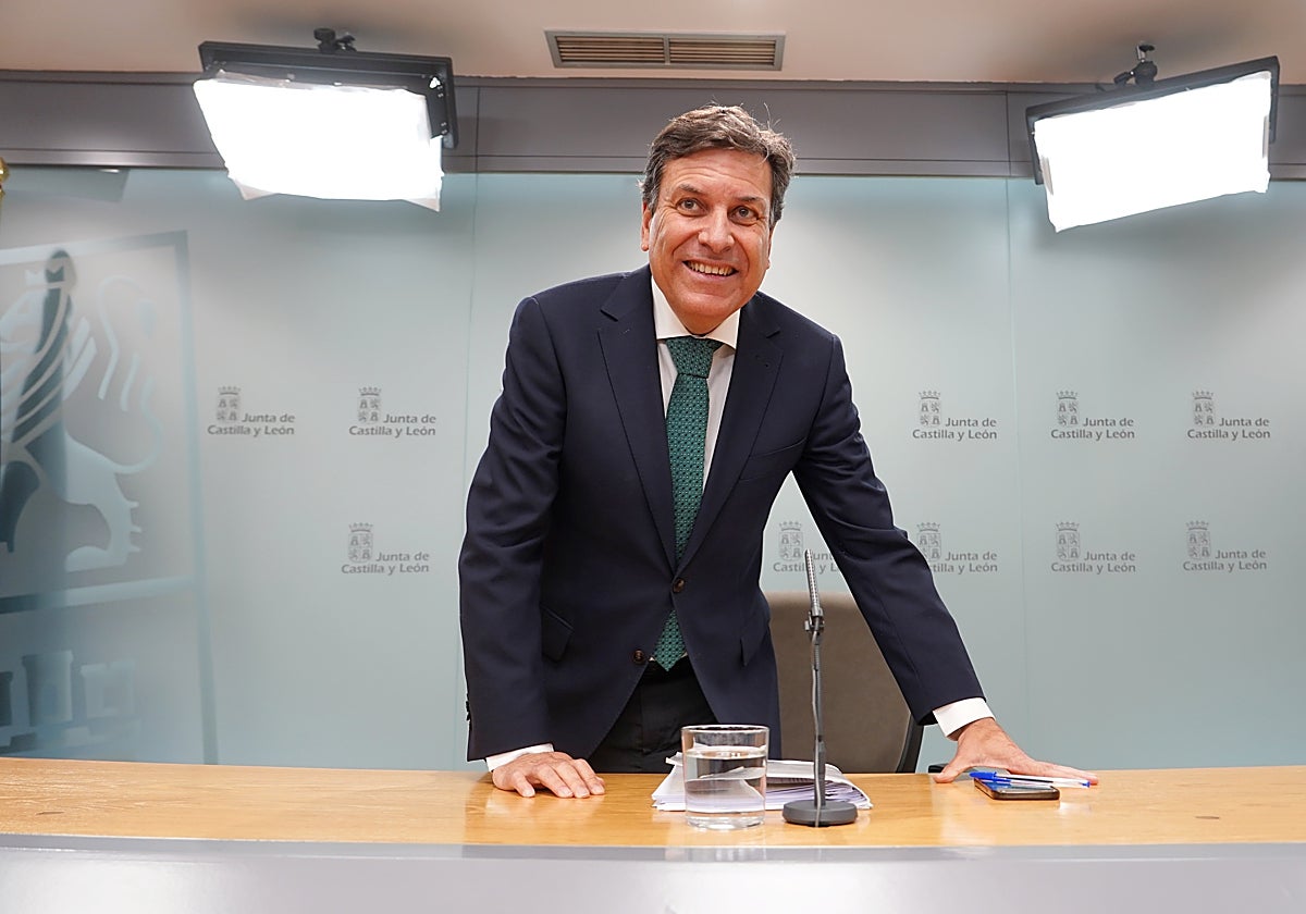 El consejero de Economía y Hacienda y portavoz, Carlos Fernández Carriedo, comparece en rueda de prensa posterior al Consejo de Gobierno