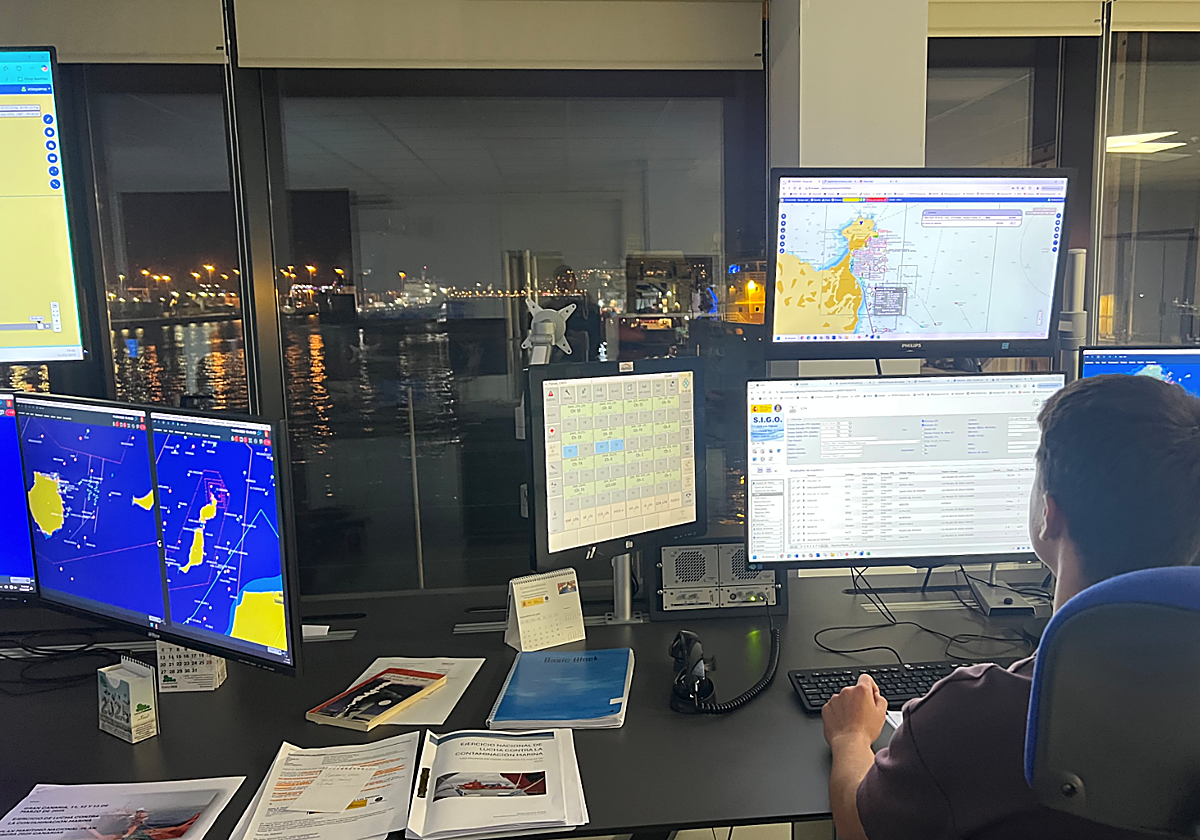 Se busca a tres inmigrantes desaparecidos que saltaron de una neumática para tratar de alcanzar un barco