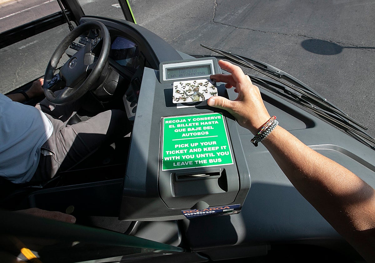 Una pasajera paga con tarjeta en su autobús de Aucorsa