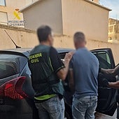 Dispara a su hermana e irrumpe a la fuerza en la casa precintada con la Guardia Civil dentro y drogas