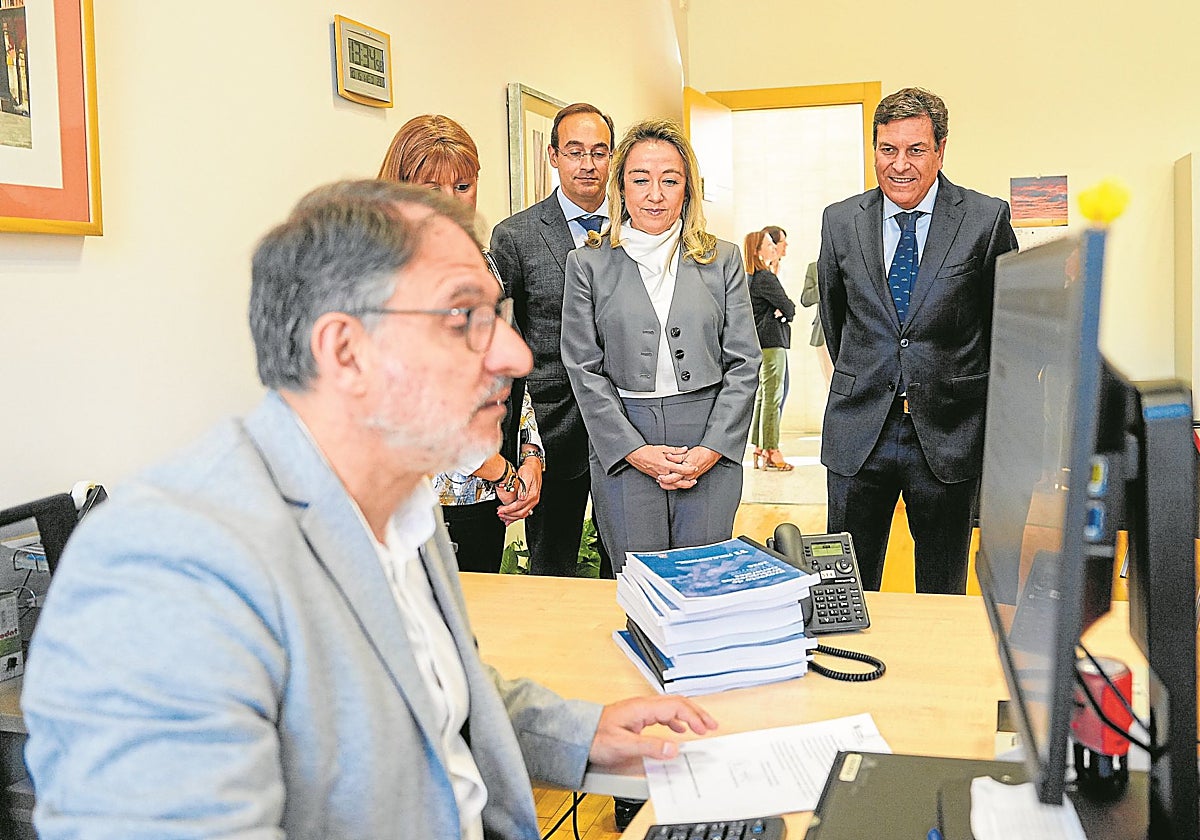 Fernández Carriedo y parte de su equipo registraron ayer en las Cortes el proyecto de presupuestos