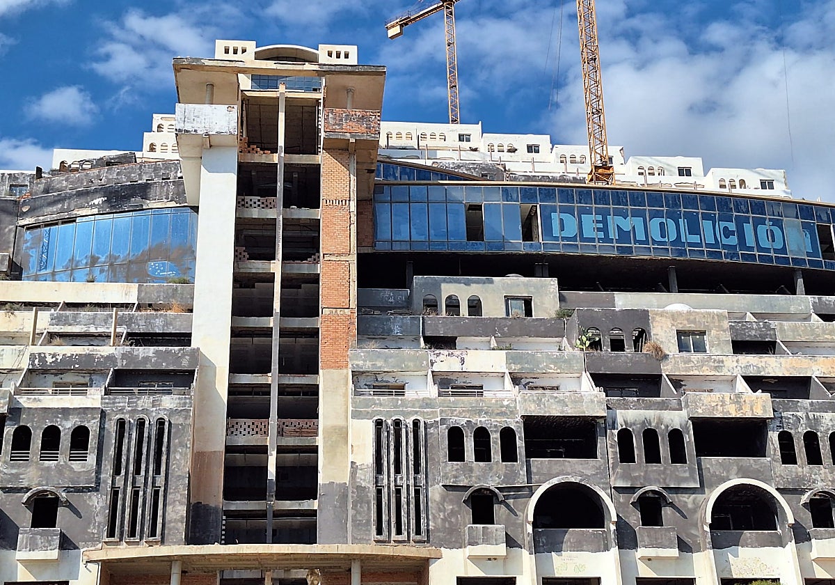 Fachada del hotel ilegal El Algarrobico