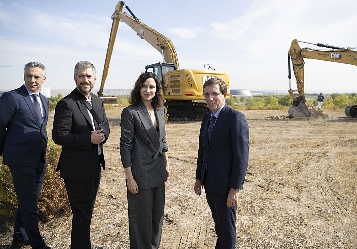 La presidenta Ayuso y el alcalde Martínez-Almeida, con los consejeros García Martín y Novillo, en el inicio de movimiento de tierras en la Ciudad de la Justicia