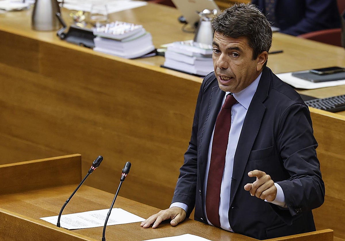 Imagen del presidente de la Generalitat, Carlos Mazón, en la sesión de control de Las Cortes Valencianas