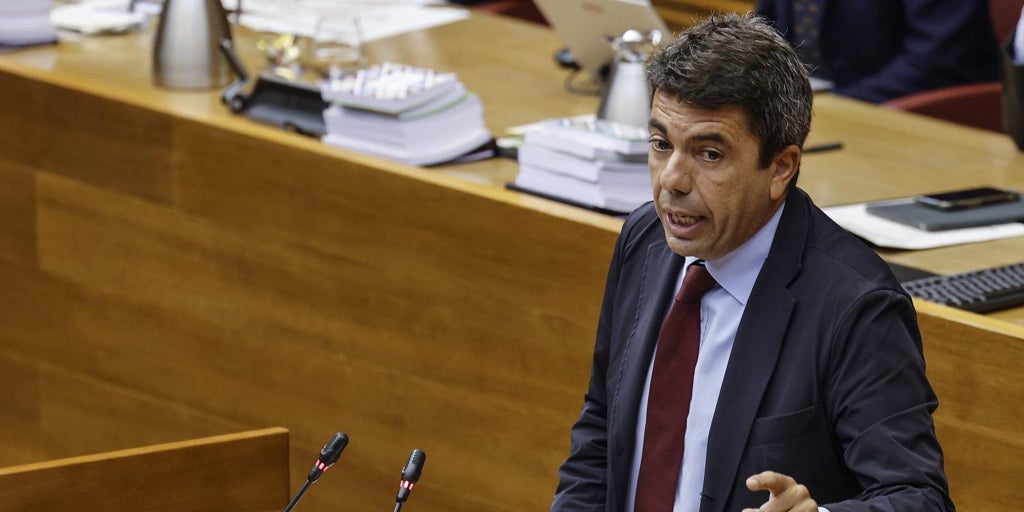 Mazón saca pecho por las encuestas que posicionan al PP como «claro ganador» y la izquierda le tacha de «fugitivo»