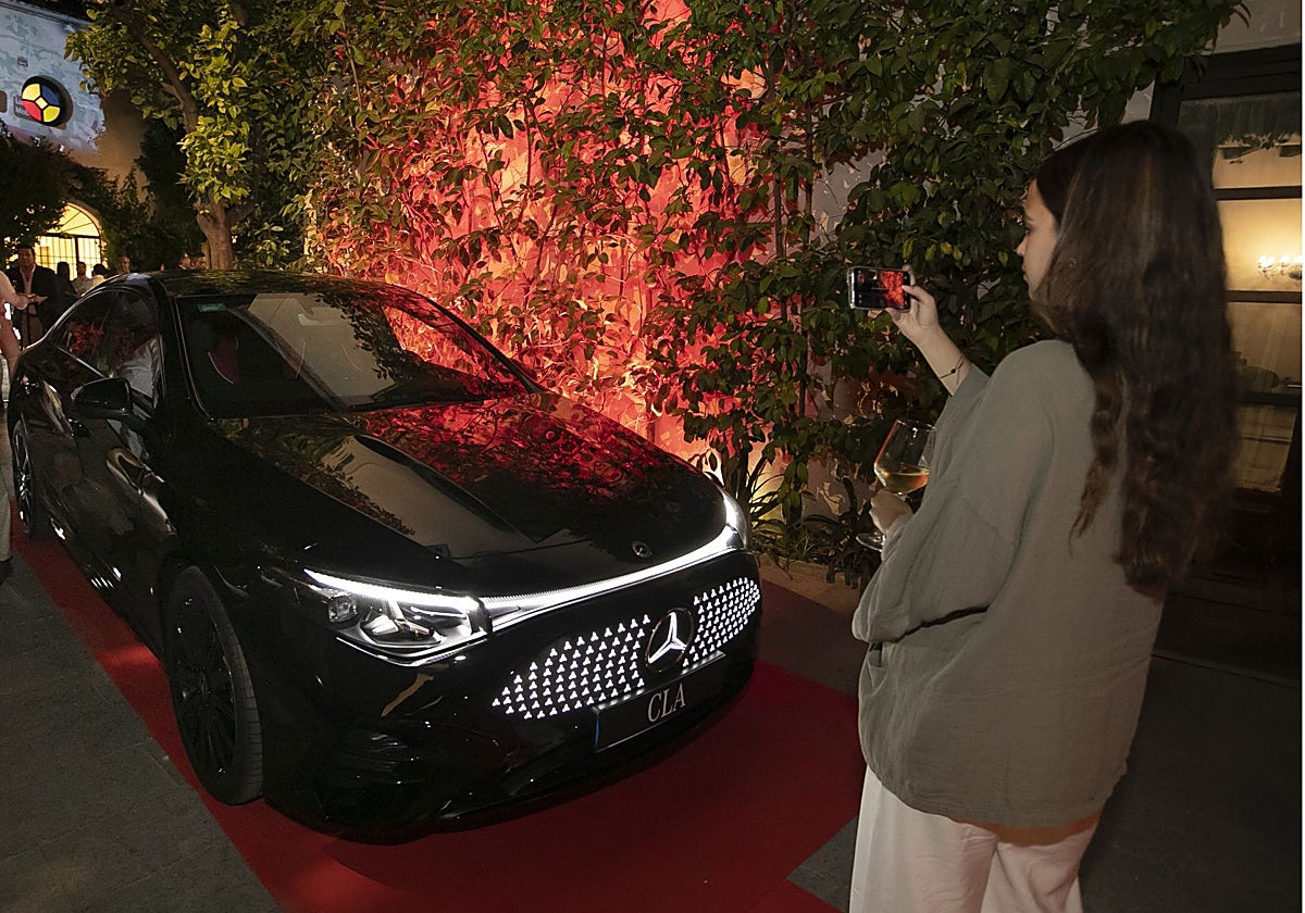 Una joven fotografía el nuevo Mercedes CLA este jueves durante su presentación en Córdoba