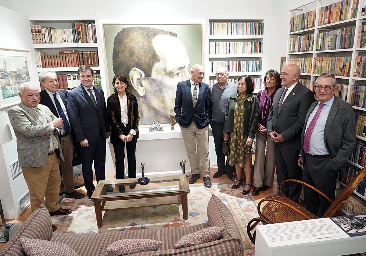 El presidente de la Junta, Alfonso Fernández Mañueco posa en la primera estancia de la Casa Museo, que recrea la sala de estar de la vivienda del escritor