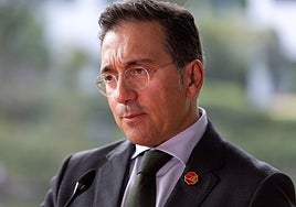 La Asociación de Diplomáticos Españoles acusa a Albares de ocultar casi la mitad de vacantes a puesto de embajador