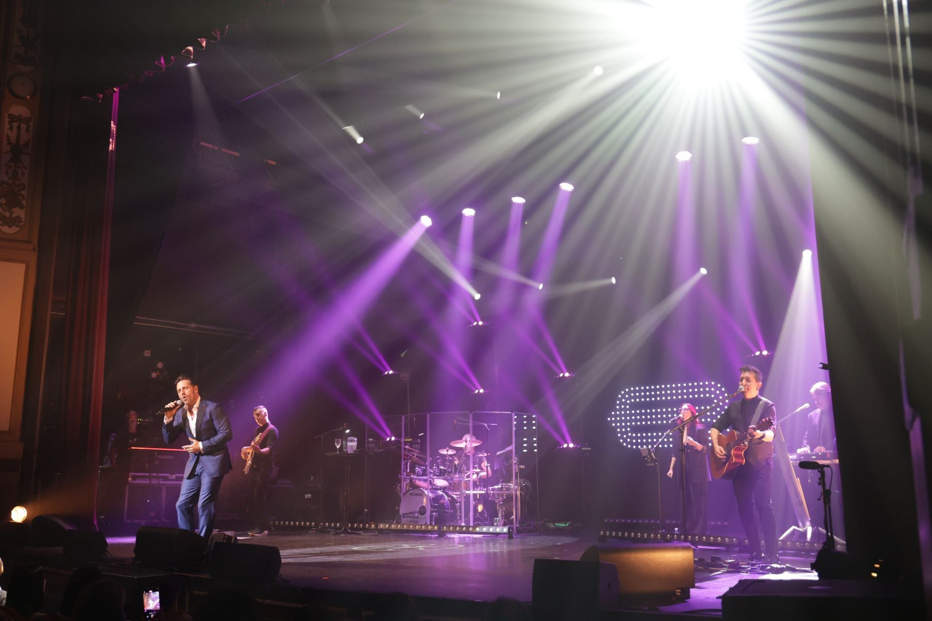 Las mejores imágenes de un &#039;Inédito&#039; David Bustamente en el Gran Teatro de Córdoba