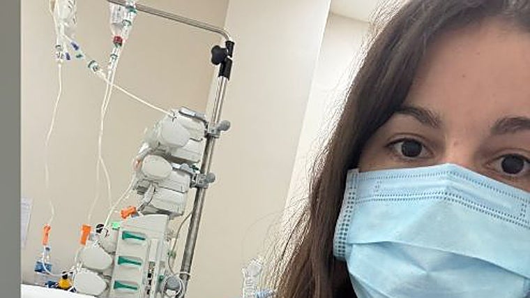 La hija del profesor de Agrónomos durante su estancia en el hospital de Vietnam donde se recupera su padre