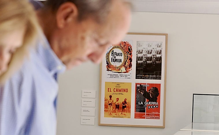 Imagen principal - Germán junto a la cartelería de películas que adaptaron sus novelas, una carta y la medalla que recibió cuando se le concedió el Premio Príncipe de Asturias