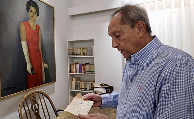 Germán Delibes lee una de las cartas que su padre escribió a 'El Norte de Castilla'. De fondo, el cuadro de Eduardo García Benito