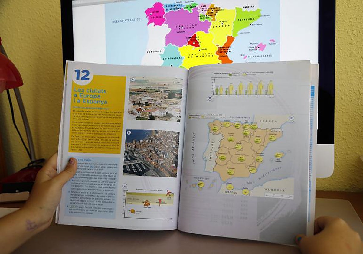 Un libro escolar de una asignatura troncal en valenciano