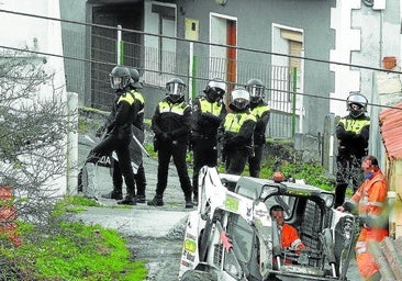 Rescatan a una mujer de 84 años de un caserío tras hallarla entre gatos muertos y basura