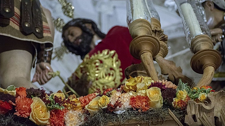 Adorno floral para el paso del Prendimiento en su regreso a su templo