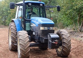 Y el líder de Vox en Aragón, a lo Abascal en Toranes, se puso a los mandos del tractor