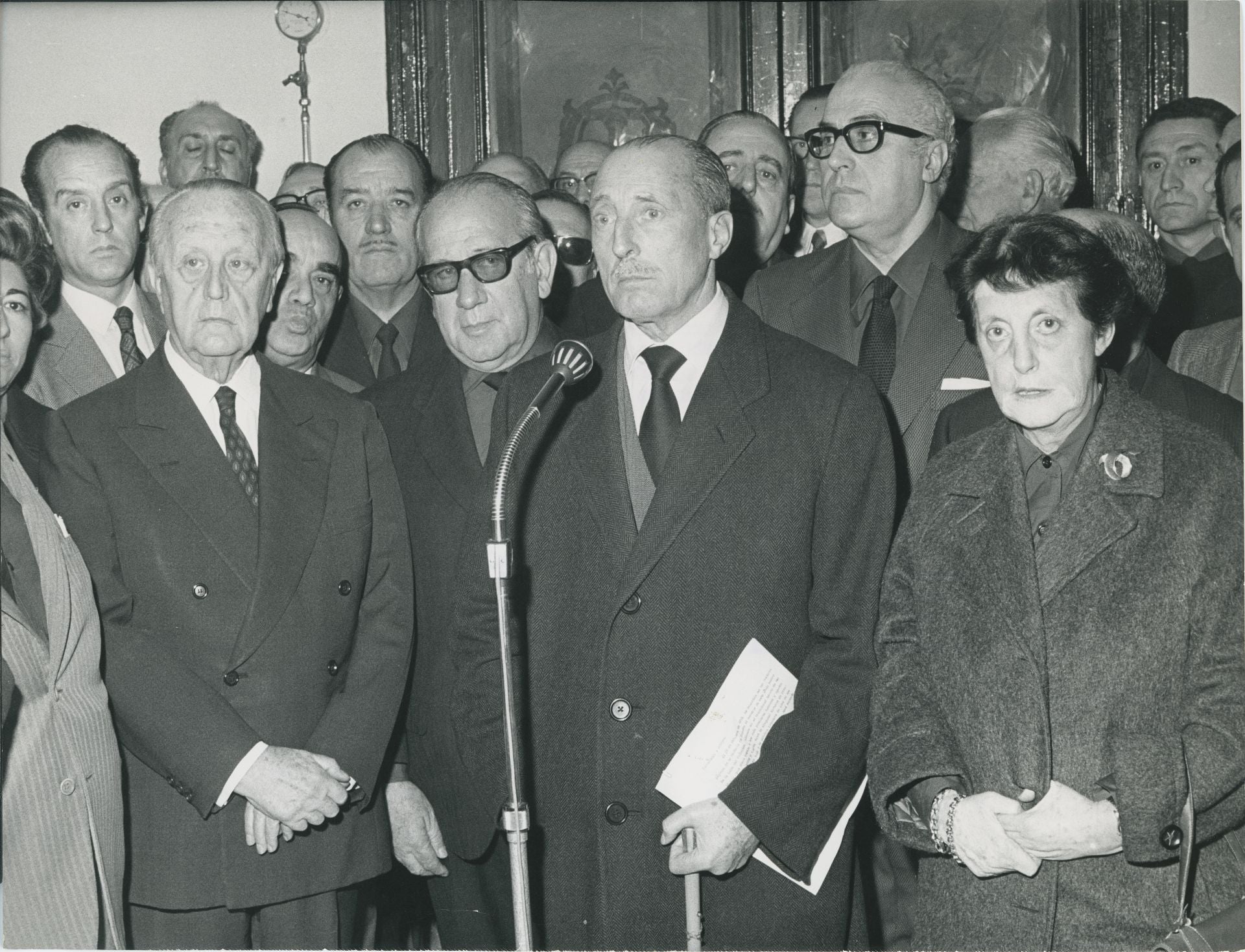 Inauguración de una placa recordando el acto fundacional de Falange Española, en la fachada del Teatro de la Comedia. En la imagen, el primer teniente de alcalde de Madrid D. Jesús Suevos, en representación del alcalde, durante su discurso, en marzo de 1972