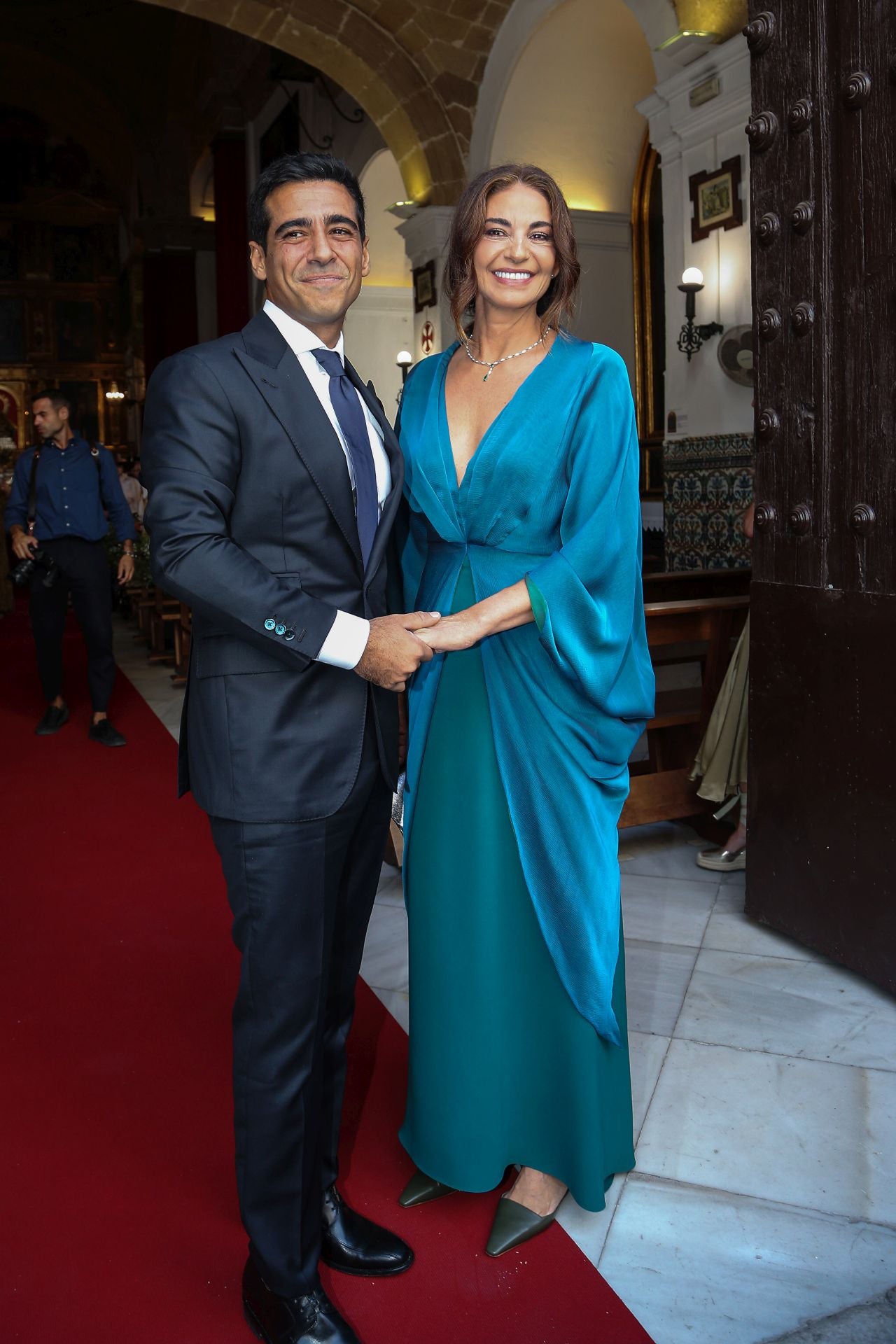 Alberto Herrera junto a su madre, Mariló Montero