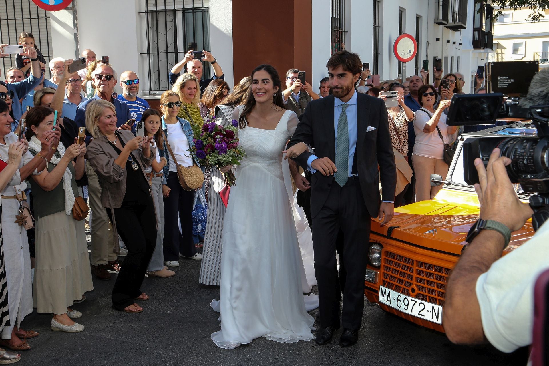Llegada de la novia, Blanca Llandres, del brazo de su hermano Carlos