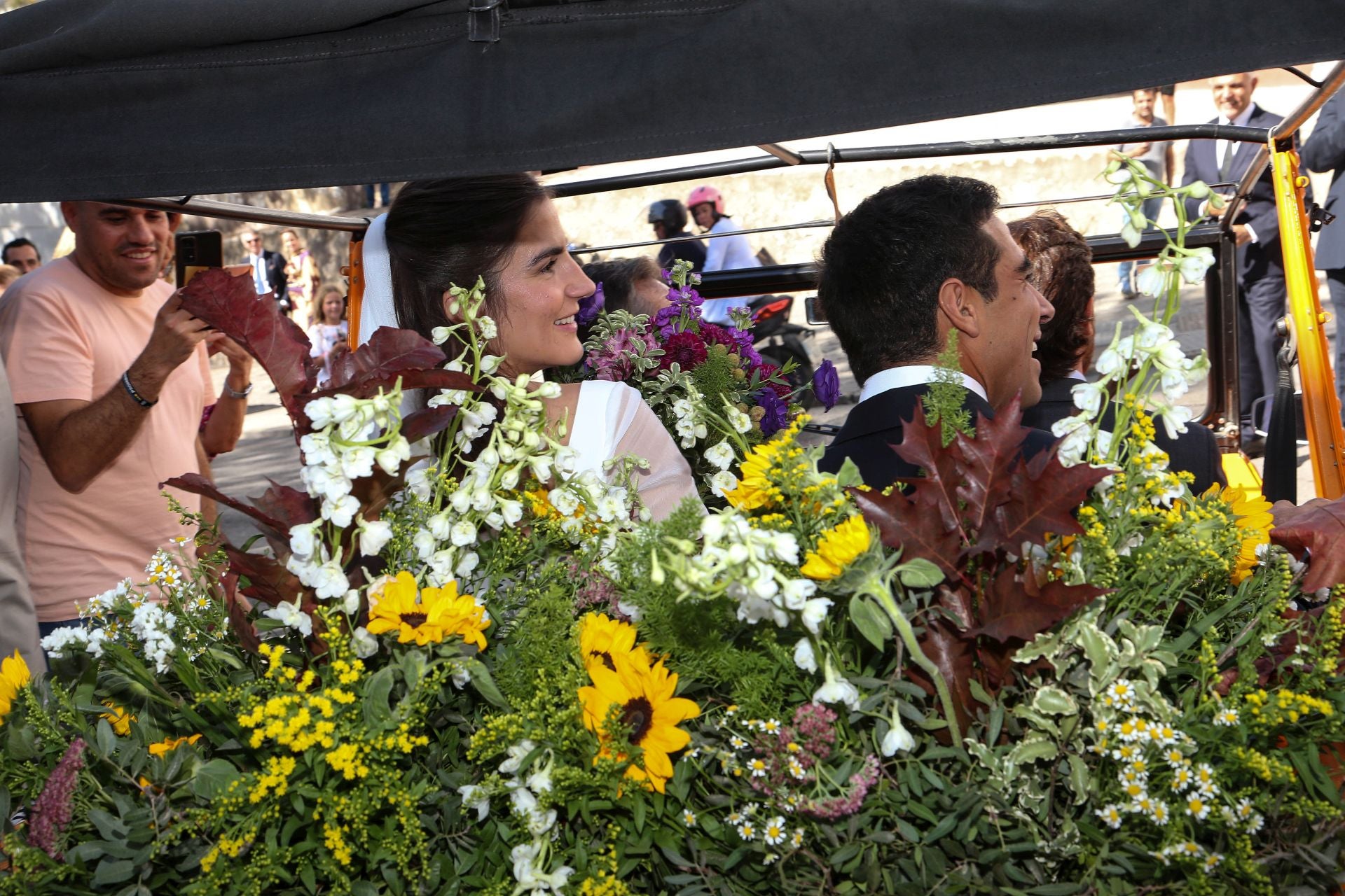 Los novios abandonan la iglesia en un vehículo descapotable, un Méhari, de color chillón.