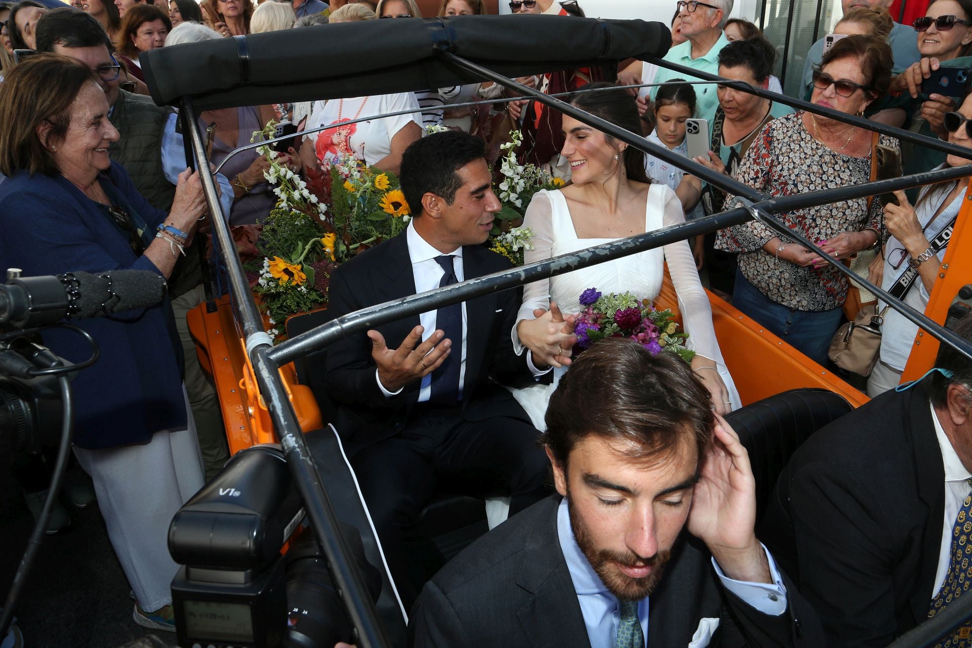 Los novios abandonan la iglesia en un vehículo descapotable, un Méhari, de color chillón.