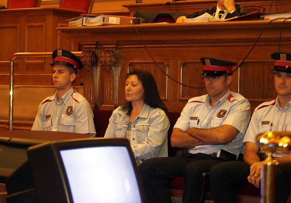 Remedios Sánchez, sentada en el banquillo de la Audiencia de Barcelona, en 2008