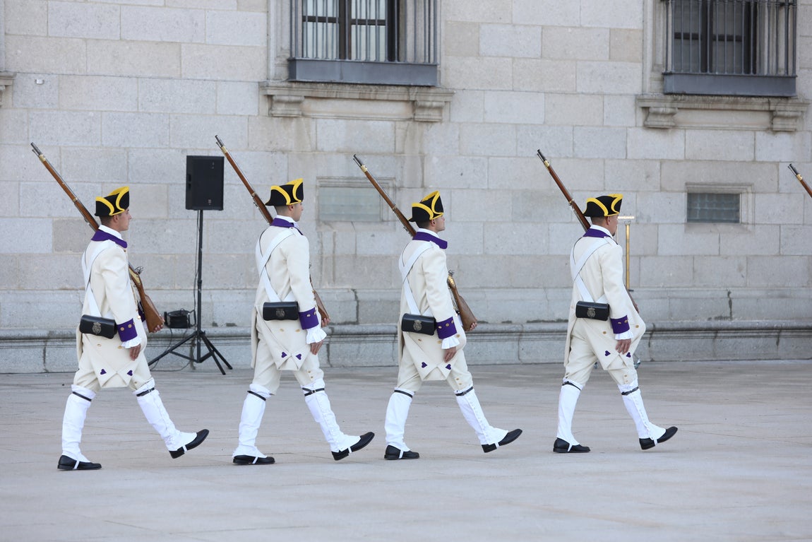 Toledo rinde homenaje a su historia militar con el relevo de la Guardia en el Alcázar