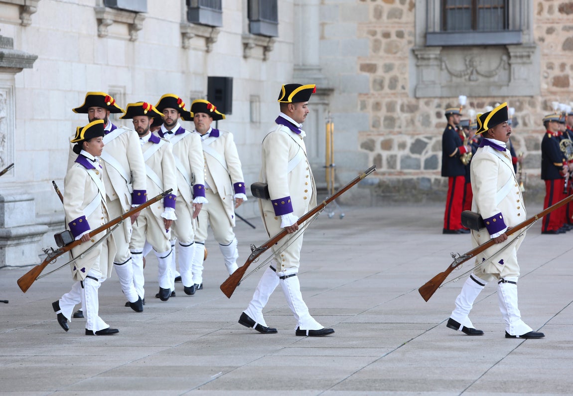 Toledo rinde homenaje a su historia militar con el relevo de la Guardia en el Alcázar