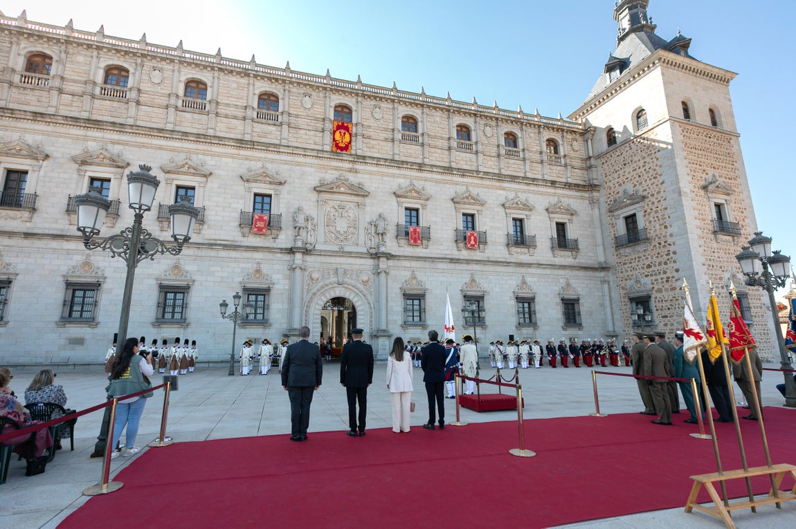 Toledo rinde homenaje a su historia militar con el relevo de la Guardia en el Alcázar
