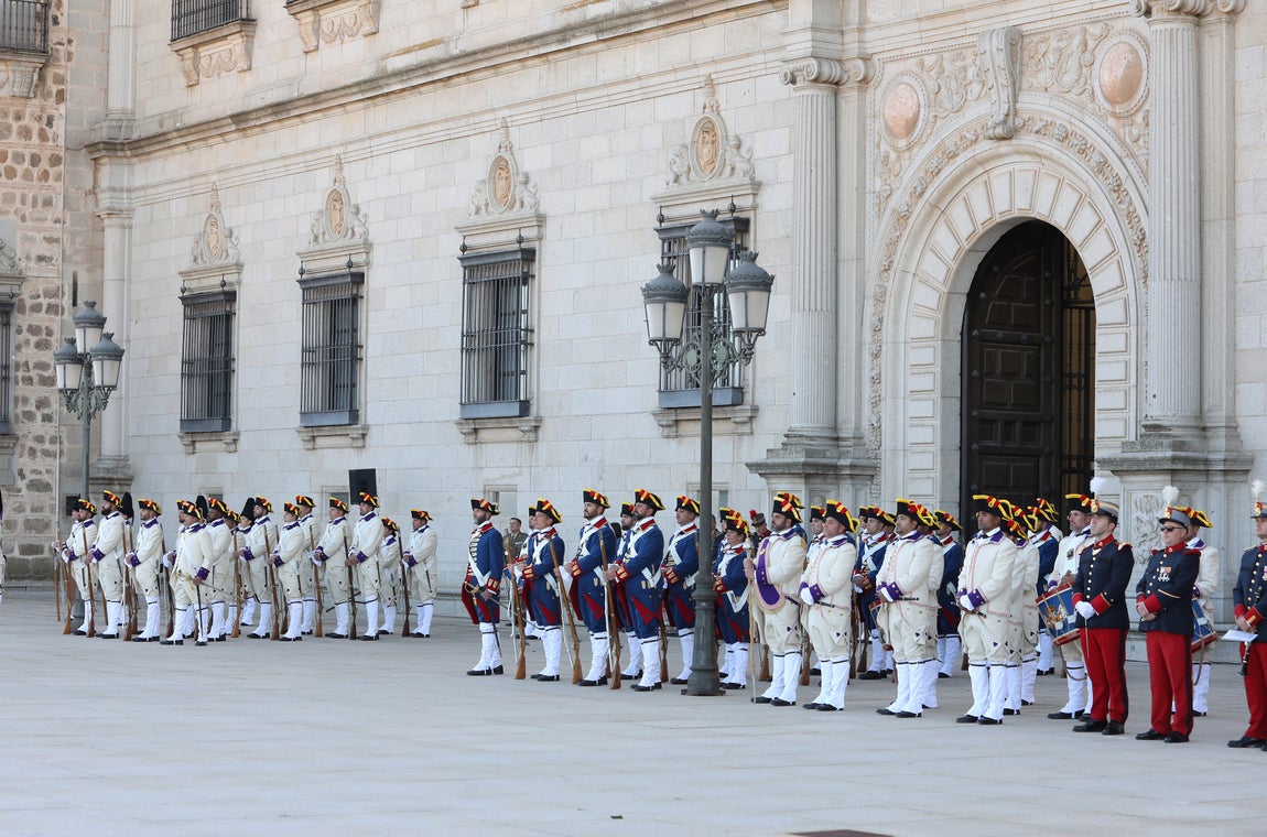 Toledo rinde homenaje a su historia militar con el relevo de la Guardia en el Alcázar