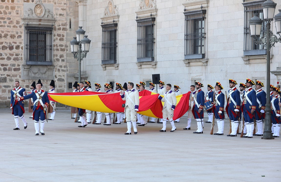 Toledo rinde homenaje a su historia militar con el relevo de la Guardia en el Alcázar