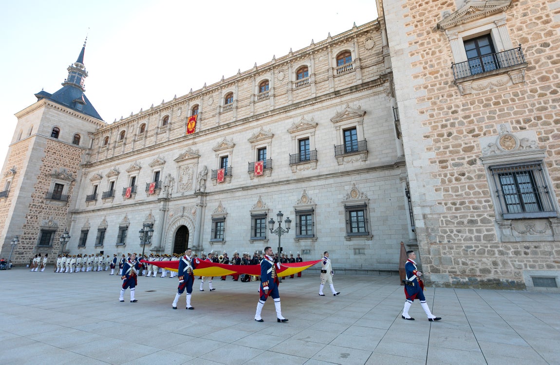 Toledo rinde homenaje a su historia militar con el relevo de la Guardia en el Alcázar