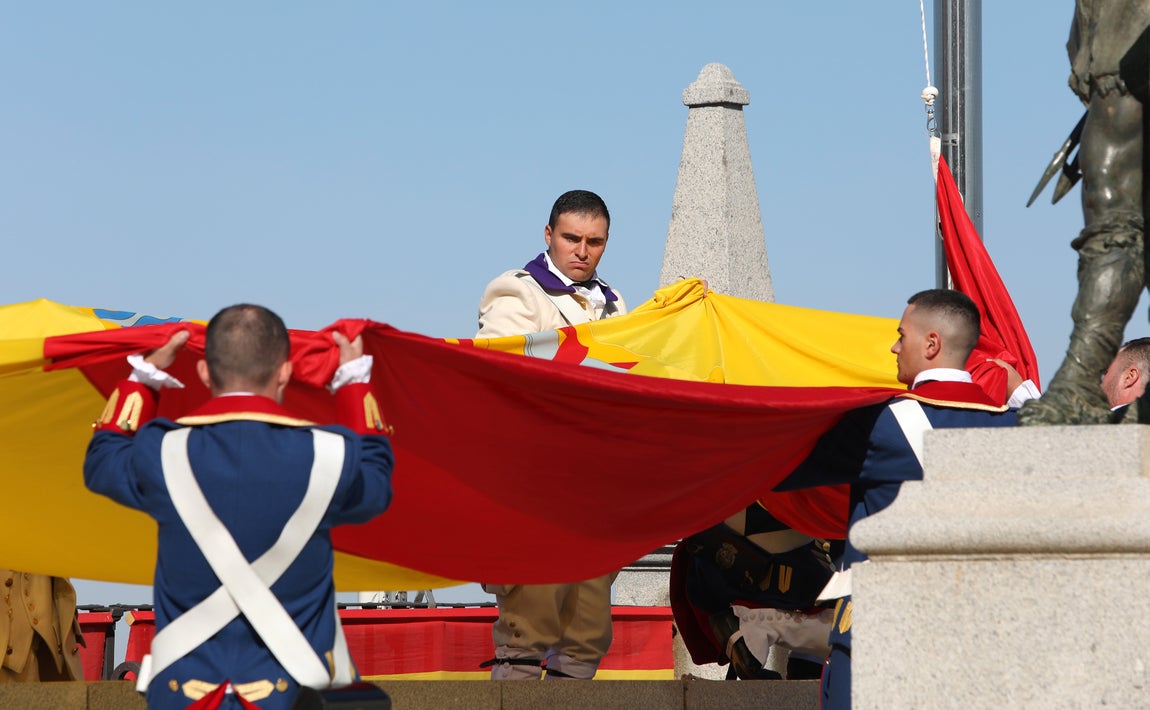 Toledo rinde homenaje a su historia militar con el relevo de la Guardia en el Alcázar
