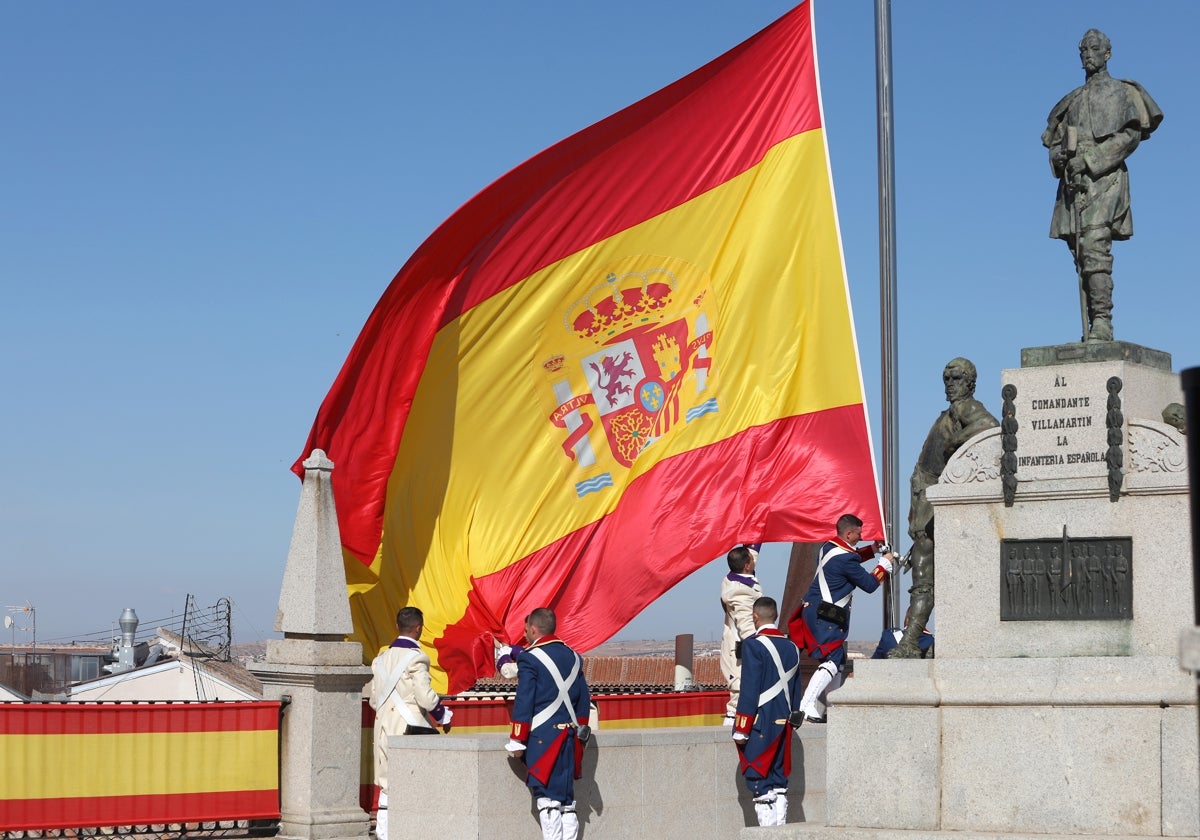 Izado de la bandera de España en la explanada del Alcázar