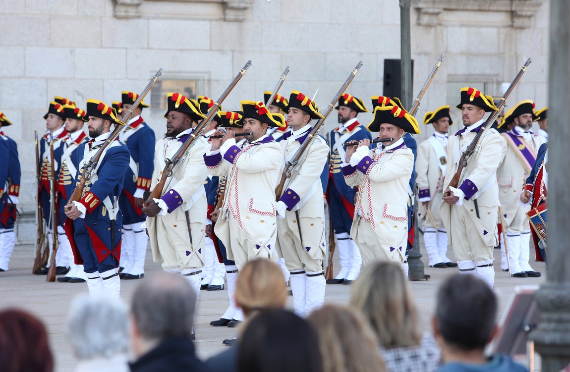 Toledo rinde homenaje a su historia militar con el relevo de la Guardia en el Alcázar