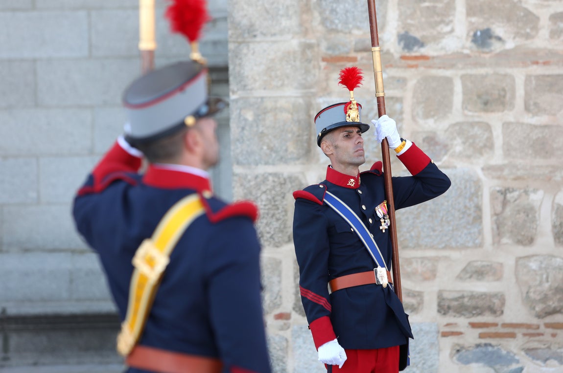 Toledo rinde homenaje a su historia militar con el relevo de la Guardia en el Alcázar